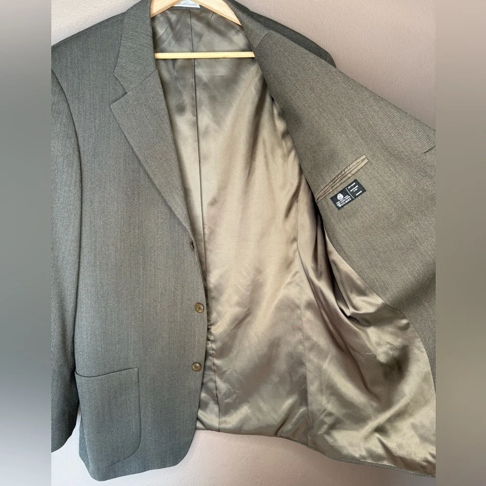 Bachrach Men's Three Button 100% Wool Classic Sports Coat Blazer Size 44T Taupe